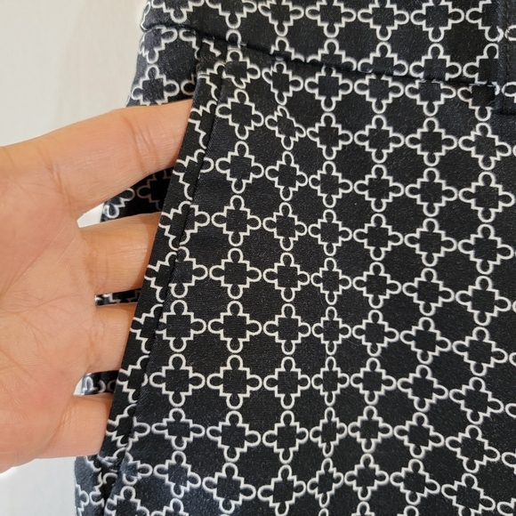 HILARY RADLEY Women's  Golf Capri Pants Size 10 Black White Geometric Stretch - Picture 6 of 11